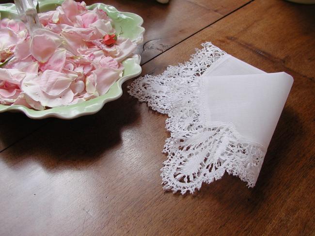 Exceptional handkerchief in fine linon with gorgeous Cluny bobbin lace in silk