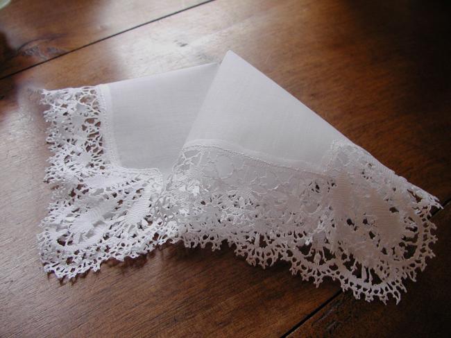 Exceptional handkerchief in fine linon with gorgeous Cluny bobbin lace in silk