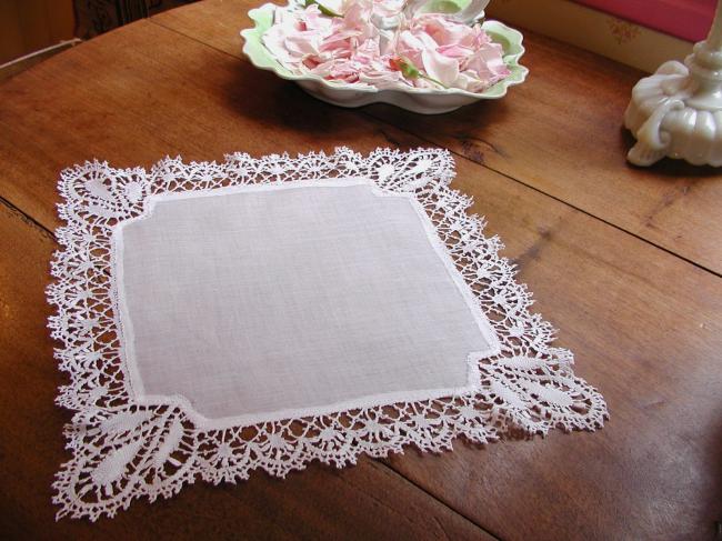 Exceptional handkerchief in fine linon with gorgeous Cluny bobbin lace in silk
