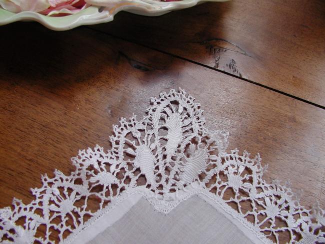 Exceptional handkerchief in fine linon with gorgeous Cluny bobbin lace in silk