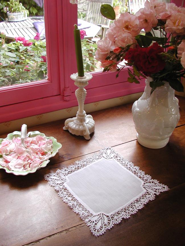 Exceptional handkerchief in fine linon with gorgeous Cluny bobbin lace in silk