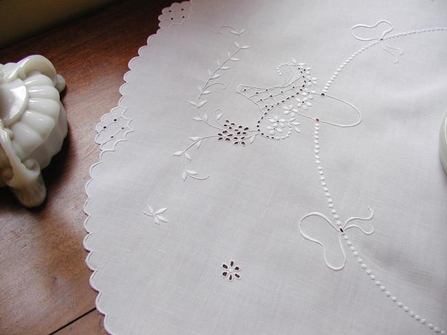 Stunning large round table centre with superb hand embroidered baskets