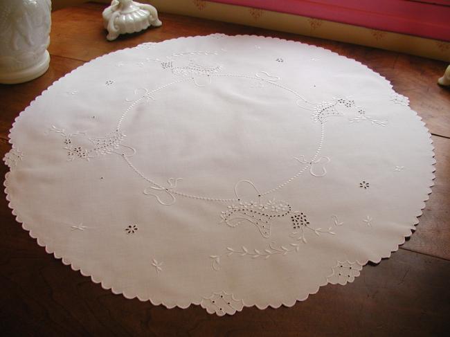 Stunning large round table centre with superb hand embroidered baskets