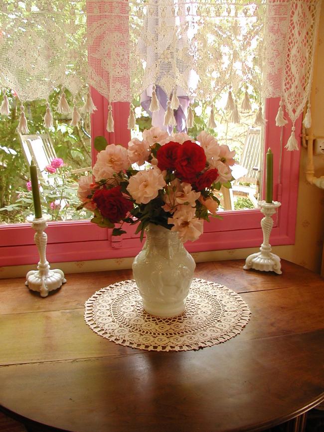 Superb round and large table centre in irish guipure lace