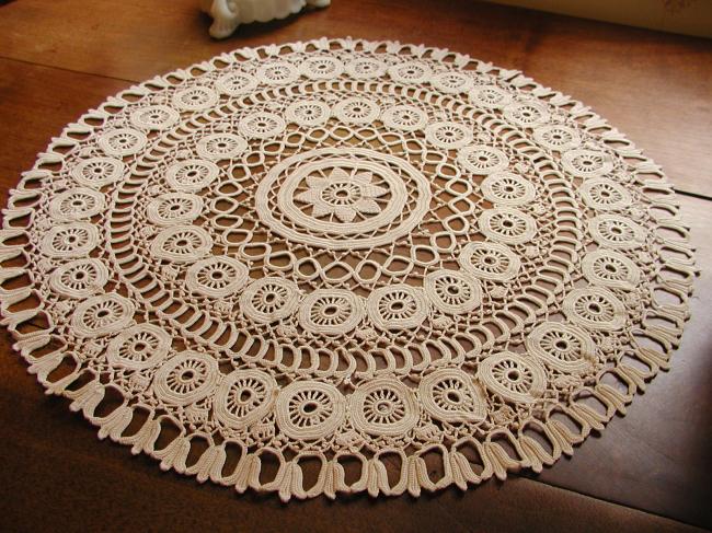 Superb round and large table centre in irish guipure lace