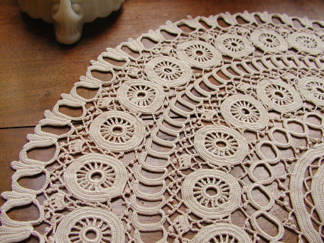 Superb round and large table centre in irish guipure lace