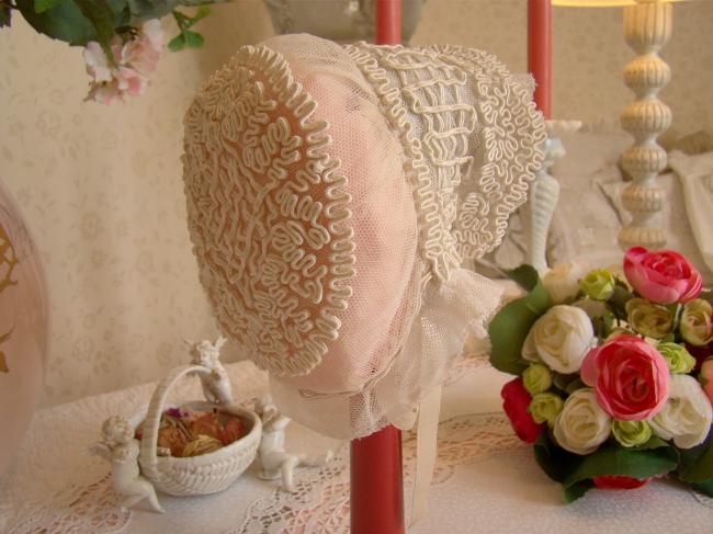 Merveilleux bonnet de poupée en fin tulle rebrodé à la soutache