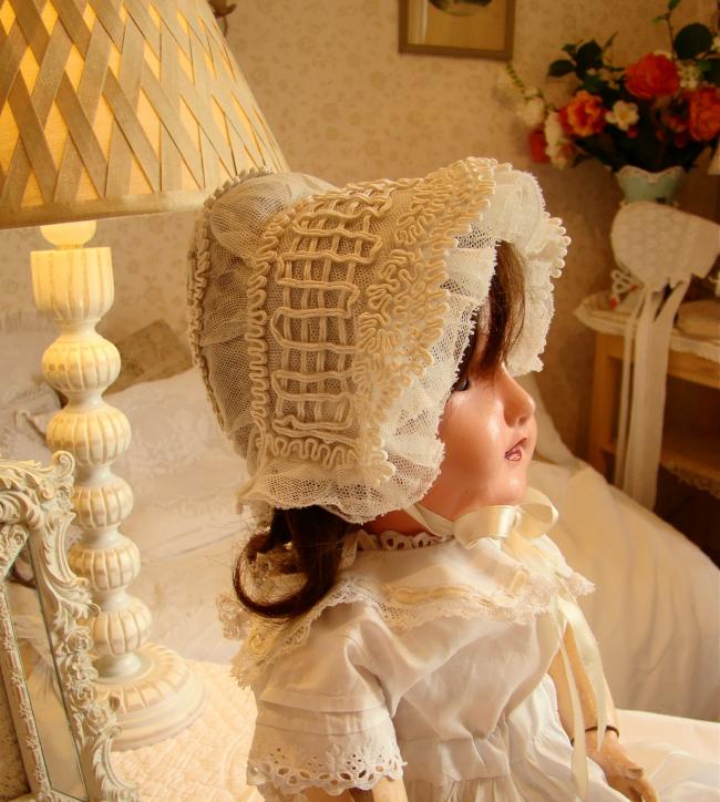 Merveilleux bonnet de poupée en fin tulle rebrodé à la soutache