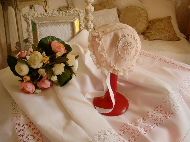 Charmant bonnet de Bébé en tulle rebrodé, couleur champagne et soie rose