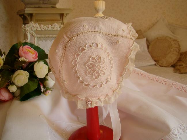 Charmant bonnet de Bébé en tulle rebrodé, couleur champagne et soie rose