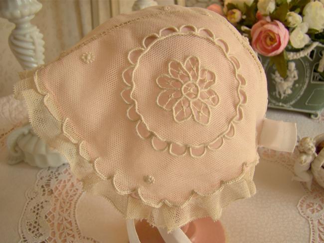 Charmant bonnet de Bébé en tulle rebrodé, couleur champagne et soie rose