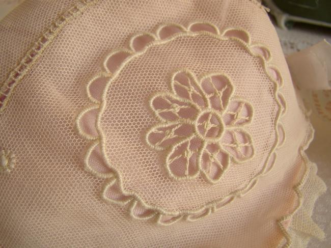 Charmant bonnet de Bébé en tulle rebrodé, couleur champagne et soie rose