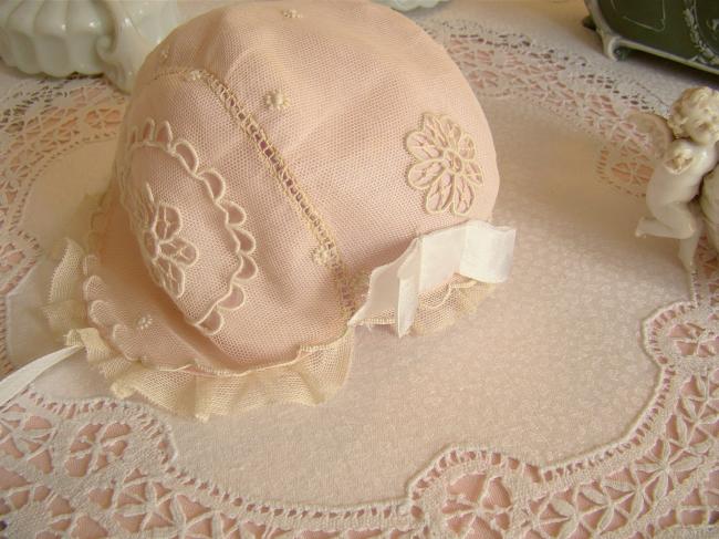 Charmant bonnet de Bébé en tulle rebrodé, couleur champagne et soie rose