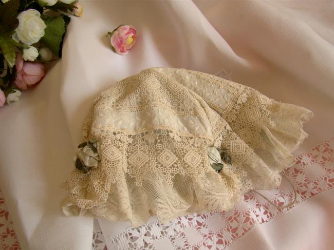 Adorable chapeau d'enfant en dentelle et broderie, petites roses 1900