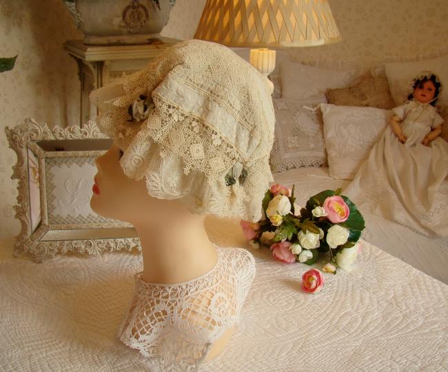 Adorable chapeau d'enfant en dentelle et broderie, petites roses 1900