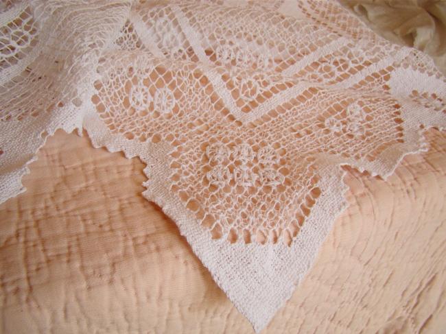 Très gracieuse surnappe en dentelle de Filet rebrodée à la main 1930