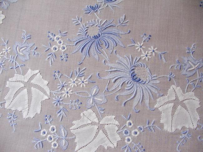 Fabulous table runner in linon with a stunning hand made fine embroidery