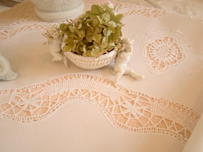 Lovely tablecloth with hand-embroidery and somptuous bobbin Cluny lace
