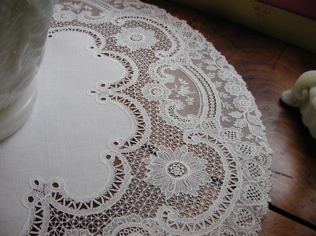 Superb and large table centre in chemical lace 1900