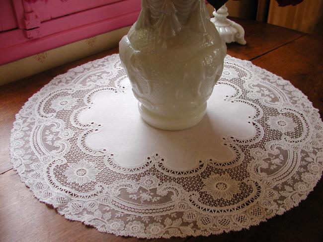 Superb and large table centre in chemical lace 1900