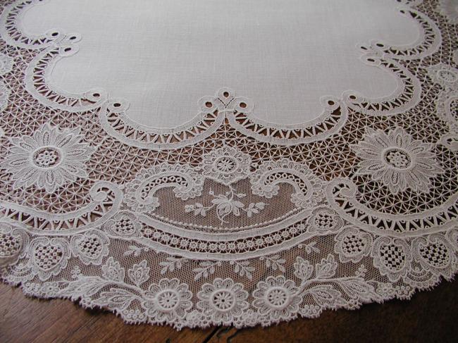 Superb and large table centre in chemical lace 1900