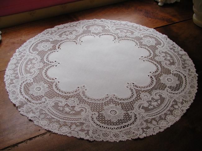 Superb and large table centre in chemical lace 1900