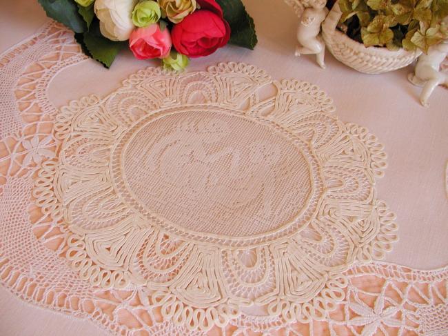 Romantique napperon ovale avec angelots et contour en dentelle aux lacets