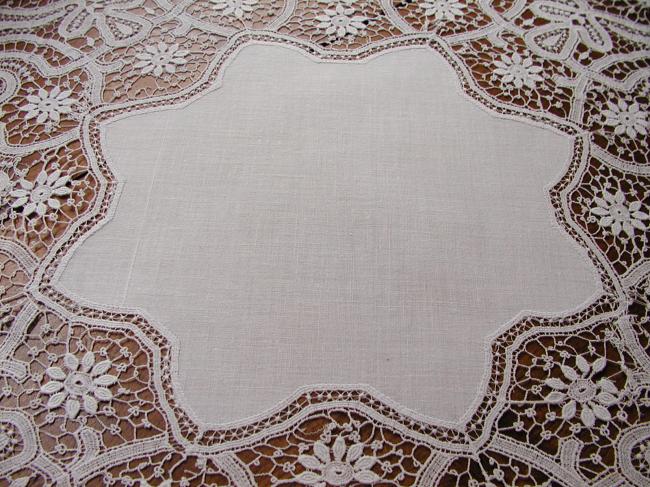 Lovely squared table centre with chemical lace 1900