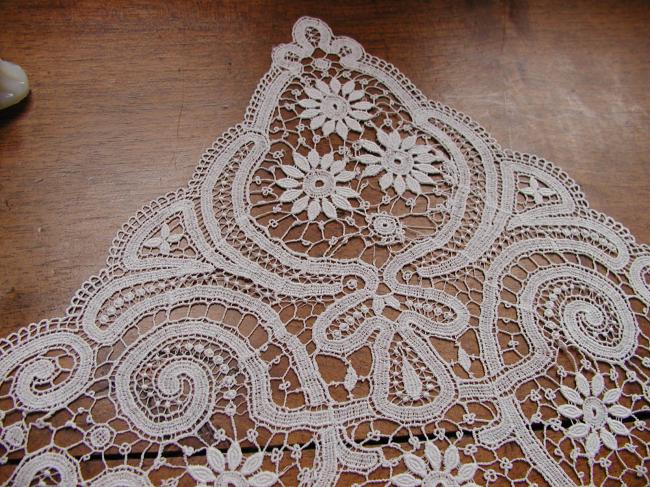 Lovely squared table centre with chemical lace 1900