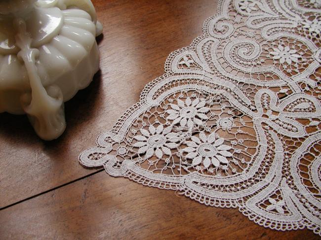 Lovely squared table centre with chemical lace 1900