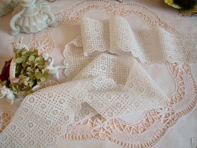 Superbe bas de jupon avec une complexe broderie anglaise faite à la main 1900