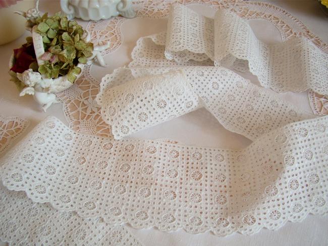 Superbe bas de jupon avec une complexe broderie anglaise faite à la main 1900
