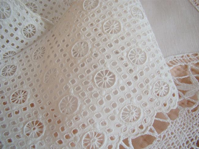 Superbe bas de jupon avec une complexe broderie anglaise faite à la main 1900