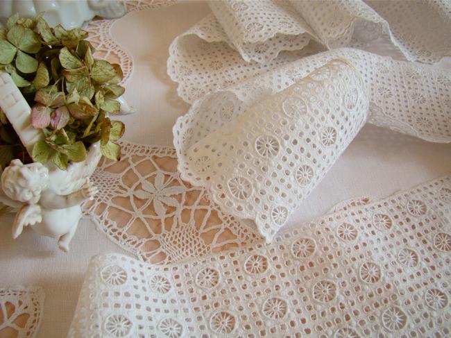 Superbe bas de jupon avec une complexe broderie anglaise faite à la main 1900