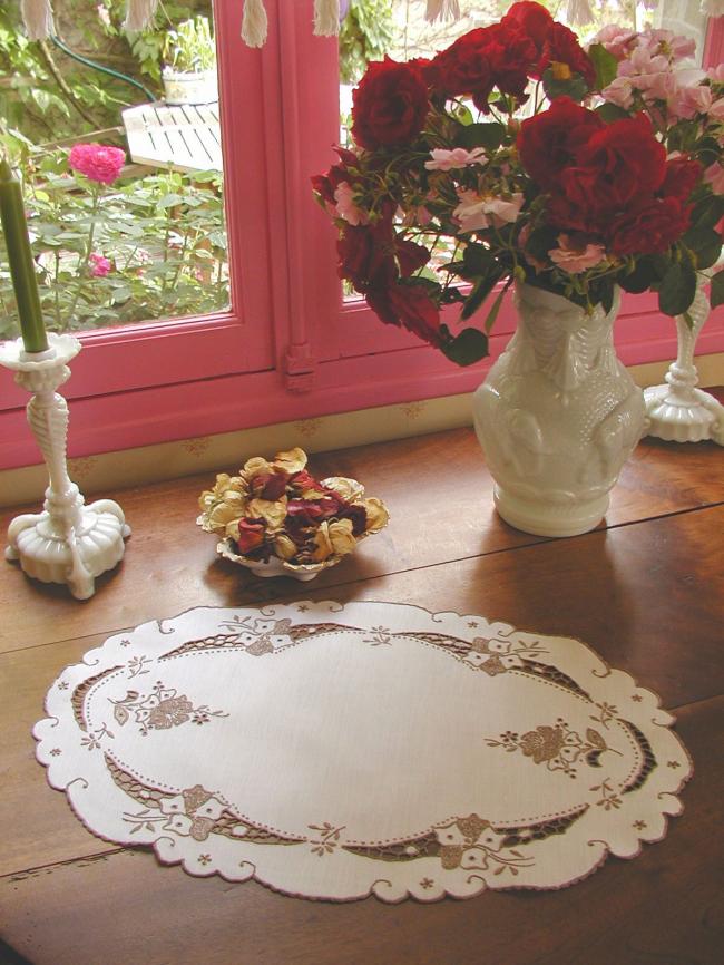 Superb oval table centre with Madeira hand-embroidered flowers