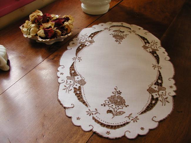 Superb oval table centre with Madeira hand-embroidered flowers