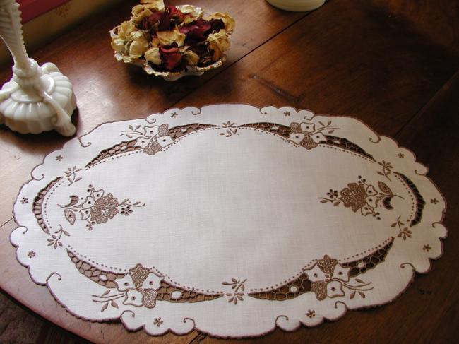 Superb oval table centre with Madeira hand-embroidered flowers