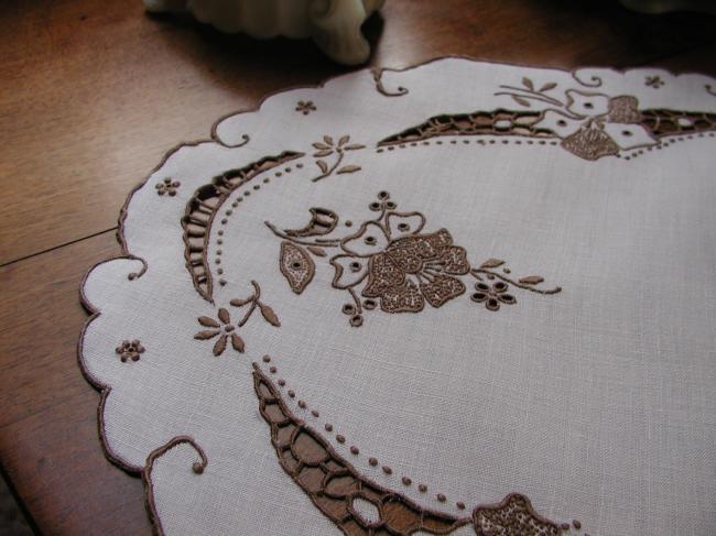 Superb oval table centre with Madeira hand-embroidered flowers