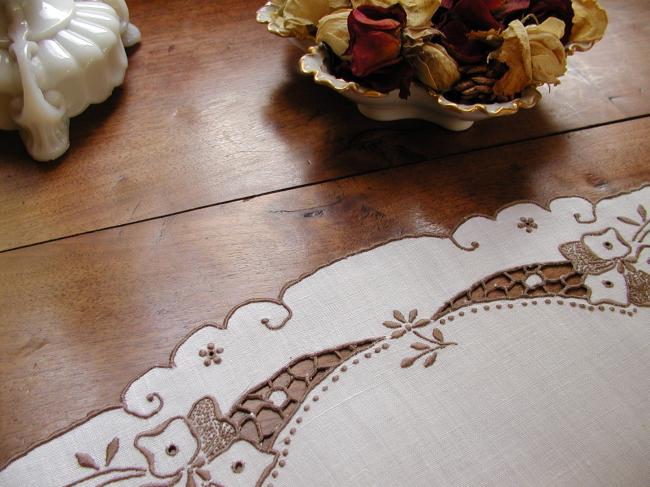 Superb oval table centre with Madeira hand-embroidered flowers