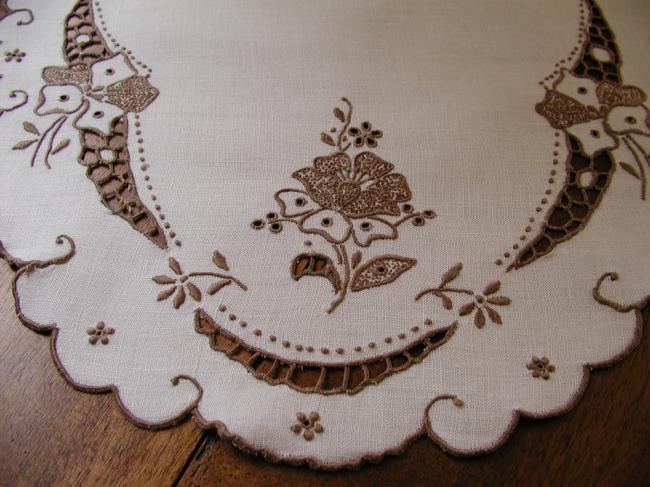 Superb oval table centre with Madeira hand-embroidered flowers