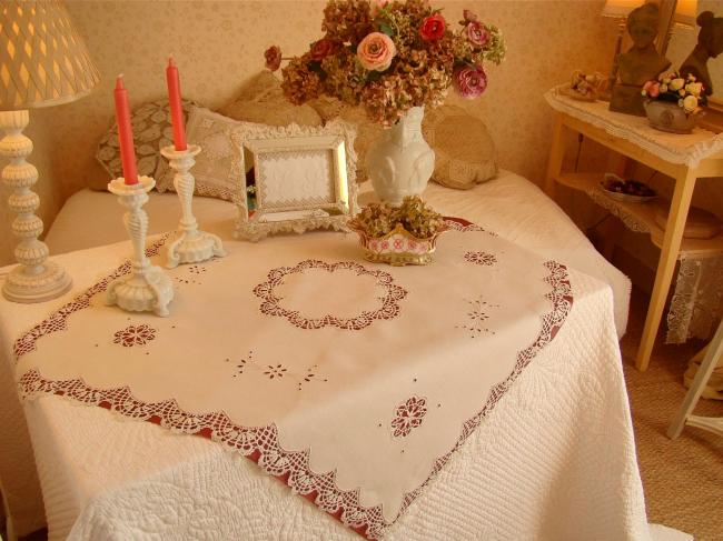 Lovely tablecloth with hand-embroidery and somptuous bobbin Cluny lace