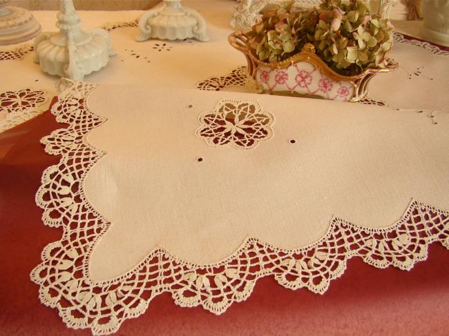 Lovely tablecloth with hand-embroidery and somptuous bobbin Cluny lace