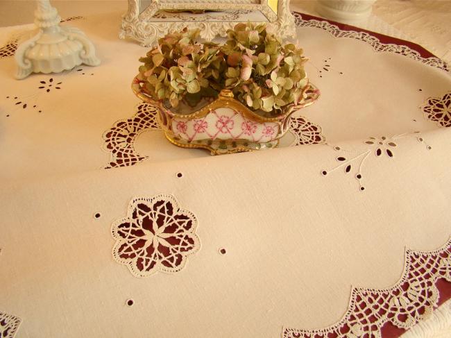 Lovely tablecloth with hand-embroidery and somptuous bobbin Cluny lace