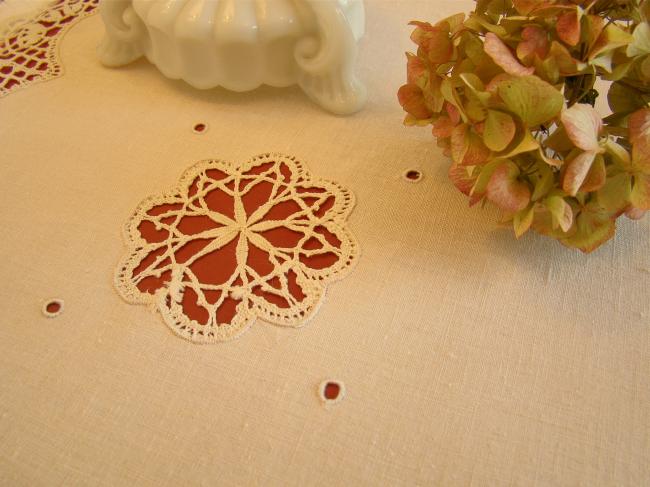 Lovely tablecloth with hand-embroidery and somptuous bobbin Cluny lace