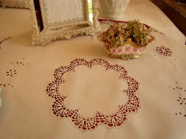 Lovely tablecloth with hand-embroidery and somptuous bobbin Cluny lace