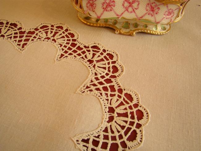 Lovely tablecloth with hand-embroidery and somptuous bobbin Cluny lace