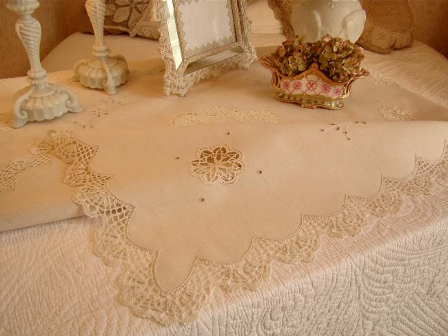 Lovely tablecloth with hand-embroidery and somptuous bobbin Cluny lace