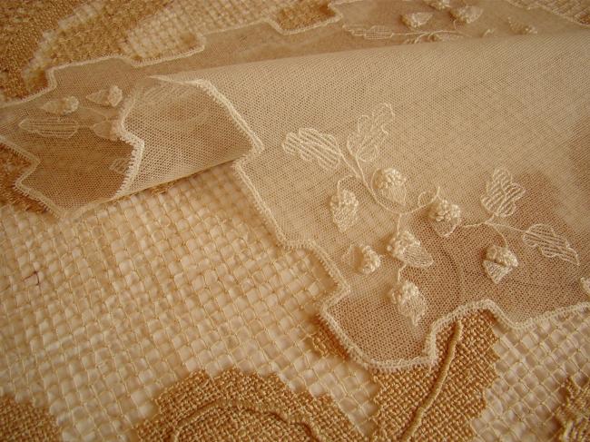 Très original napperon en tulle rebrodé de petits glands de chêne,en fil de soie