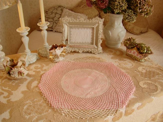 Très joli napperon ovale en tulle rebrodé de fil en fil de soie 1900