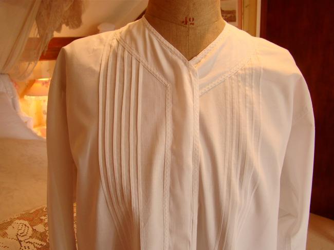 Jolie chemise de nuit en batiste de coton ornée de petits galons et plis